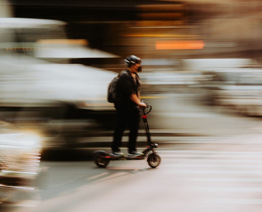 Nuevas normas DGT 2026 para patinetes eléctricos con casco obligatorio y edad mínima de 15 años